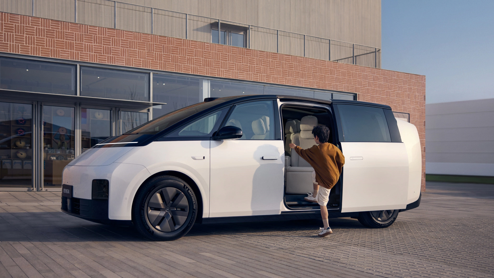 Extra large electric sliding door, 45 ° for easier boarding and alighting.