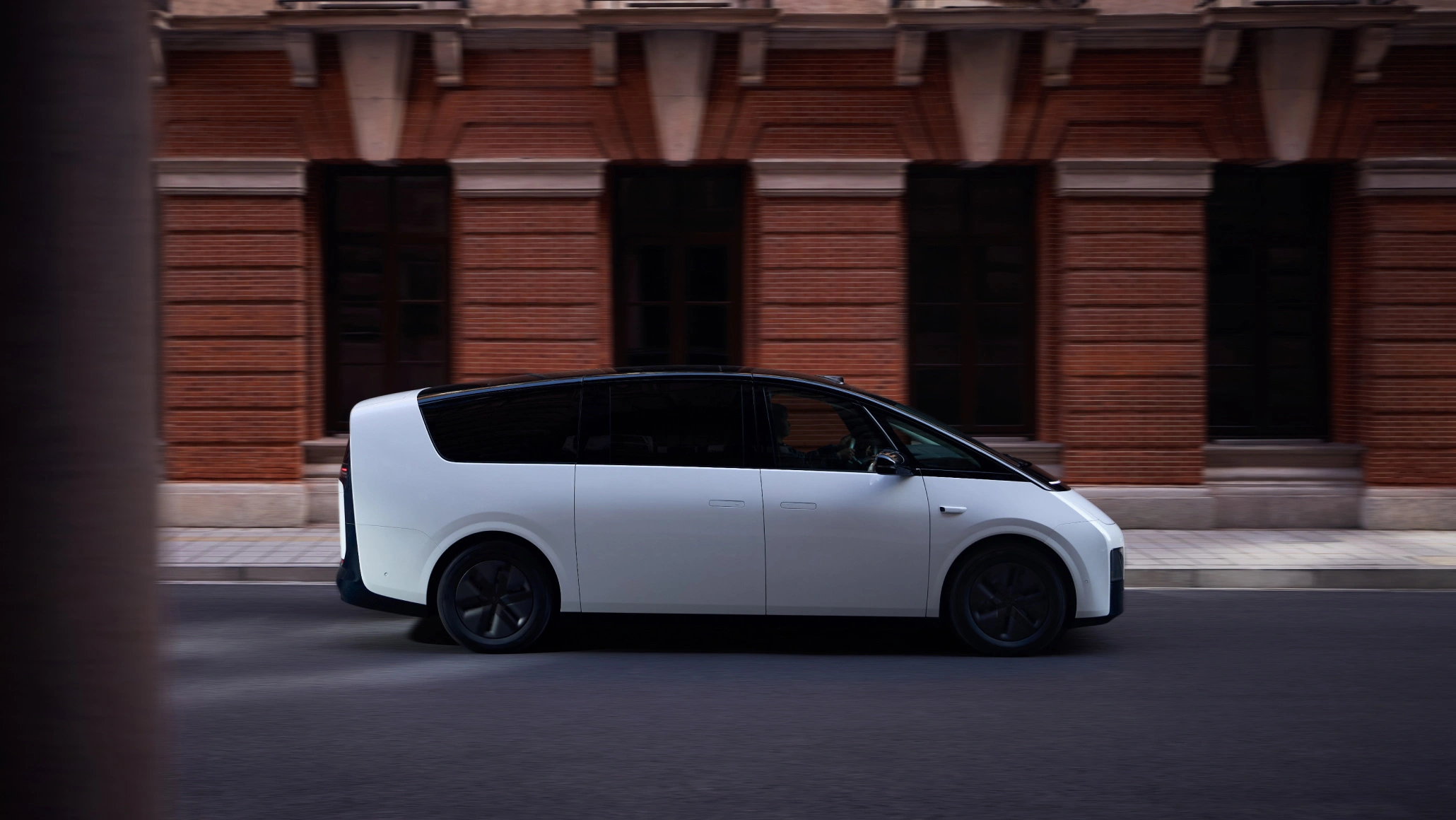 A clean, seamless exterior free of unnecessary ornamentation reflects our pursuit of purity in design.